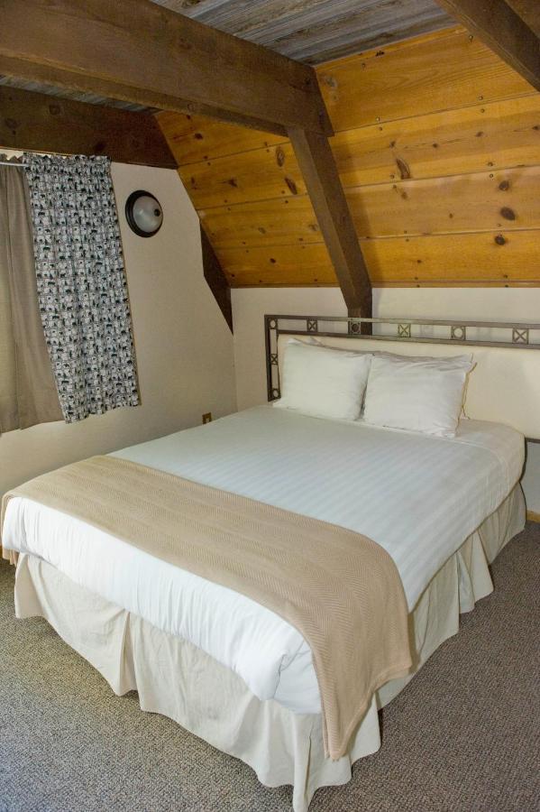 Отель Cabins On Strawberry Hill Pine Экстерьер фото