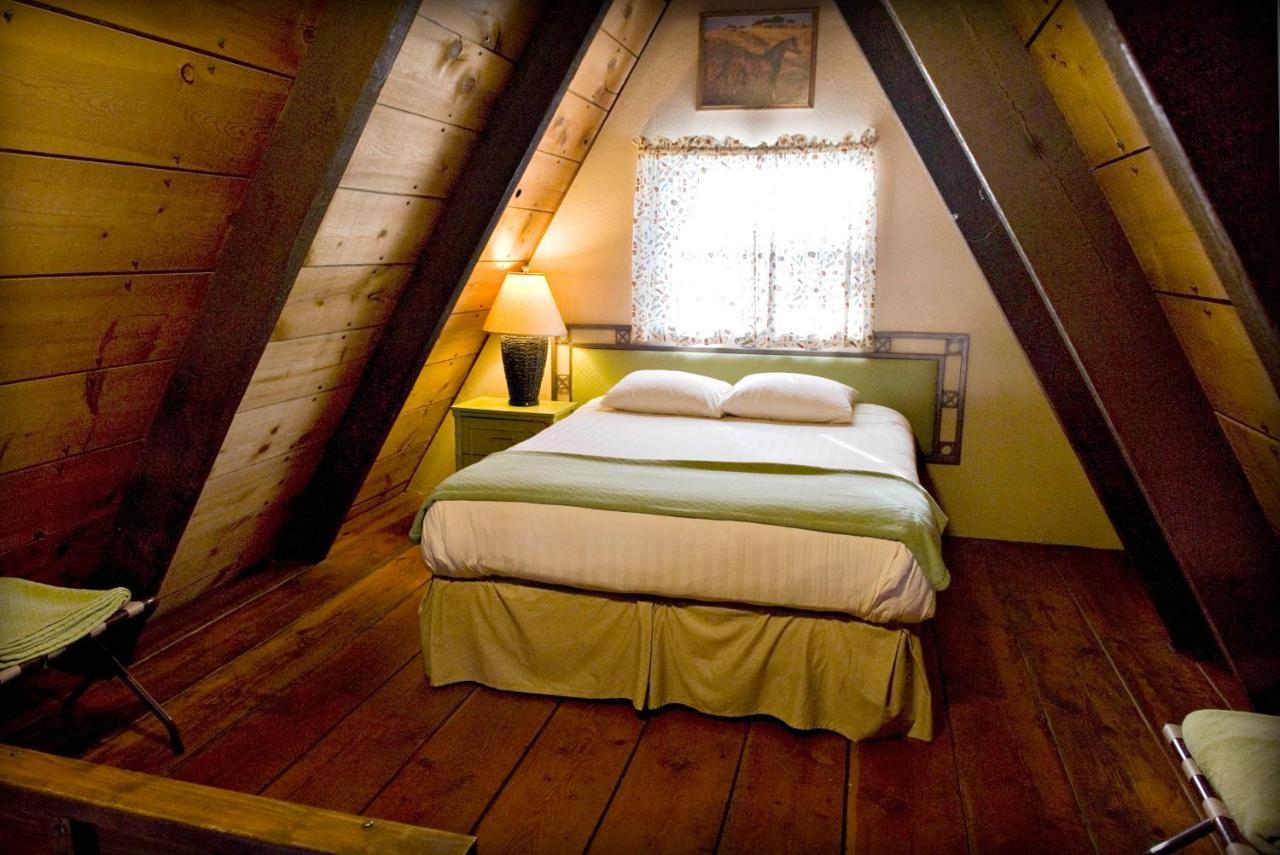 Отель Cabins On Strawberry Hill Pine Экстерьер фото