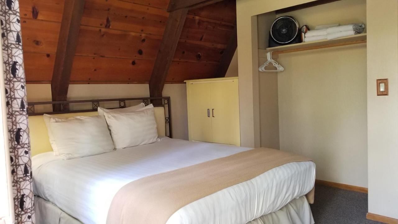 Отель Cabins On Strawberry Hill Pine Экстерьер фото